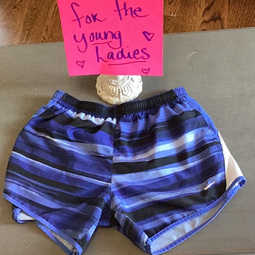 little Girls Nike Dry Fit Shorts- size 10, lg good condition💜